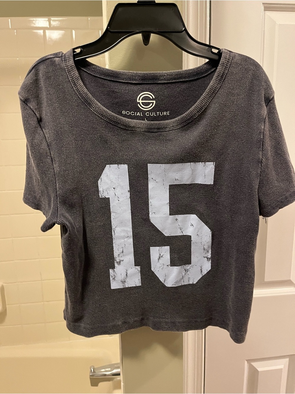 Social Culture Gray Graphic Crop Tee - Number 15. Size L.